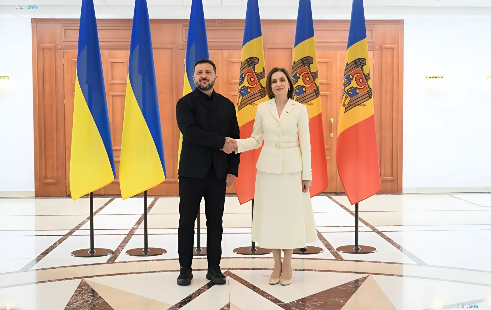 Президент Молдови Майя Санду вручає президенту України Володимиру Зеленському орден Республіки Молдова