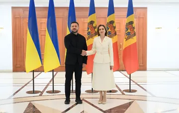 Президент Молдови Майя Санду вручає президенту України Володимиру Зеленському орден Республіки Молдова