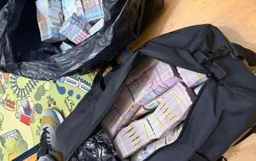 Von der SBU beschlagnahmte ukrainische Hrywnja-Scheine im Rahmen der 12-Mio-Grivna-Betrugsaffäre über 580 FPV-Drohnen für Charkiw