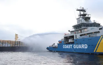 Корабель шведської берегової охорони Triton з написом Coast Guard; Швеція передасть Україні 10 швидкісних катерів