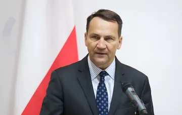 Radosław Sikorski spricht über die mangelnde Glaubwürdigkeit der Moskauer Zusicherungen eines Nichtangriffs auf die NATO