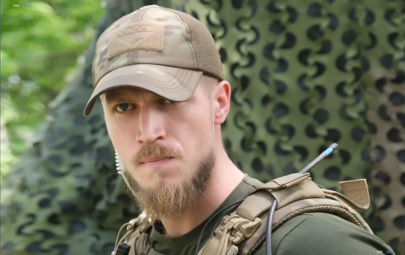 Военнослужащий в тактической форме и камуфляжной кепке на фоне маскировочной сетки — фигурант скандала в Харькове о подброшенных наркотиках