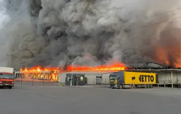 Großbrand in einem Lager in Sviatopetriwsk: Flammen umfassen die Hallen mit Büchern ukrainischer Verlage, über dem Hof steigt eine Säule aus schwarzem Rauch auf