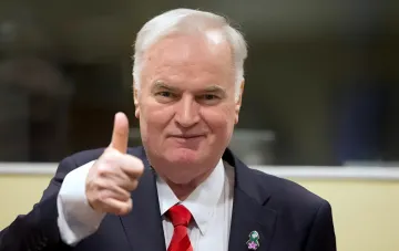 Ратко Младич у костюмі з червоним краватом робить жест великим пальцем; новина про смерть «боснійського м'ясника» і реакцію МЗС РФ