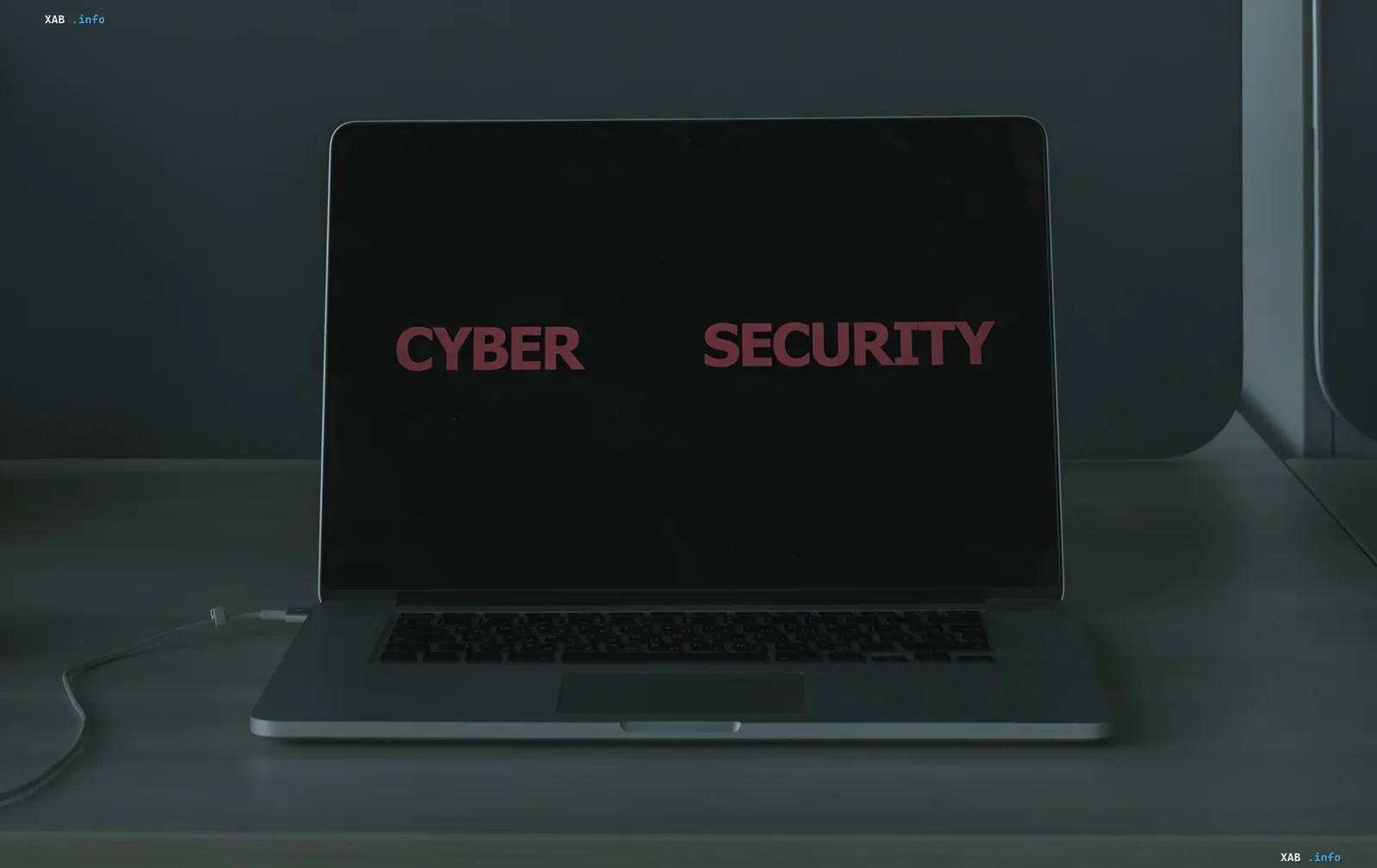 Ноутбук с надписью CYBER SECURITY на экране: визуализация угрозы кибератаки на водоканалы США