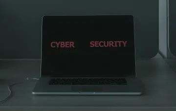 Ноутбук с надписью CYBER SECURITY на экране: визуализация угрозы кибератаки на водоканалы США