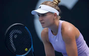 Анастасия Стародубцева на корте во время матча четвертьфинала турнира WTA 500 в Монтерее