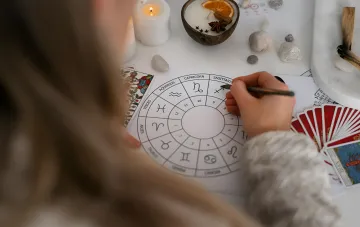 Tarot card reading and astrological chart for the August 28 horoscope