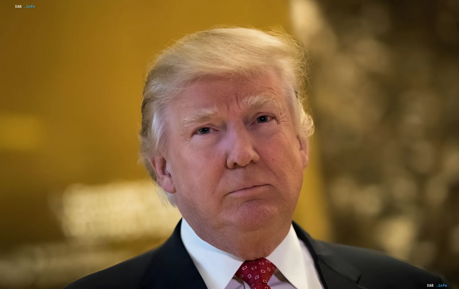 Donald Trump im dunklen Anzug mit roter Krawatte — Porträt des Präsidenten, der den CIA-Chef persönlich nach Moskau schickte, laut WSJ