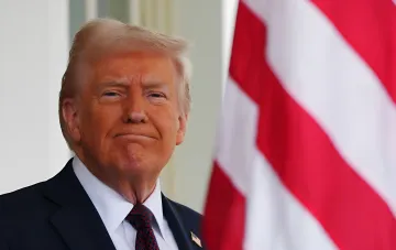 Donald Trump vor der US-Flagge: Diplomat kündigt Kurswechsel der USA zur Ukraine an