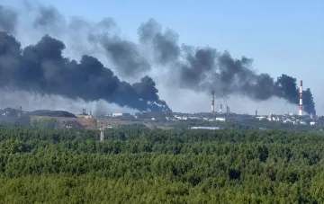 Dicker schwarzer Rauch über dem Raffineriekomplex Slawneft-JANOS in Jaroslawl nach einem ukrainischen Angriff