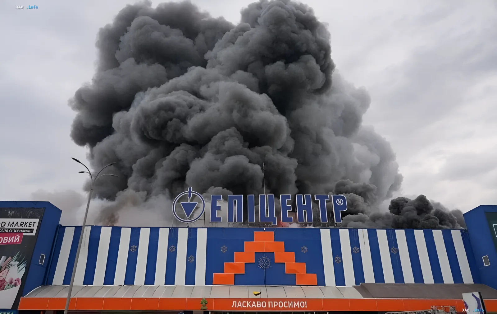 Riesiger schwarzer Rauchwolke über dem Einkaufszentrum Epitsentr nach einem russischen Angriff auf ukrainische Unternehmen