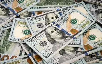 Stapel von US-Dollar-Scheinen im Kontext des Defizits im ukrainischen Militärhaushalt