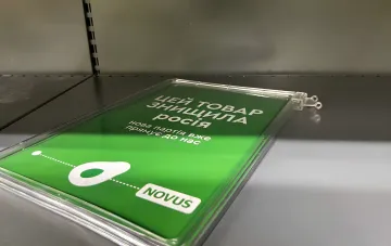 Leeres Regal im Supermarkt NOVUS mit dem Schild „Dieses Produkt wurde von Russland zerstört“ – Folgen der Angriffe auf Lager in der Ukraine