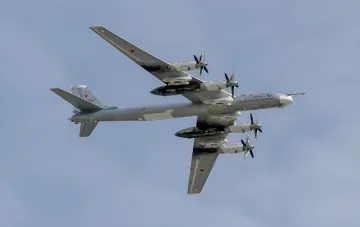 Стратегический ракетоносец Ту-95МС ВКС РФ в полёте — тип самолёта, который по заявлению Зеленского поражён на аэродроме в Энгельсе