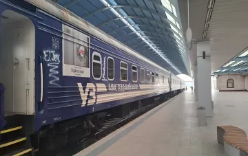 Украинский художественный поезд «Мистецький вагон» Укрзалізниця на перроне перед стартом международного турне