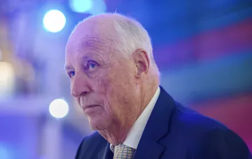 Король Норвегії Харальд V у офіційному костюмі на фоні сцени, портрет перед звісткою про його смерть у віці 89 років