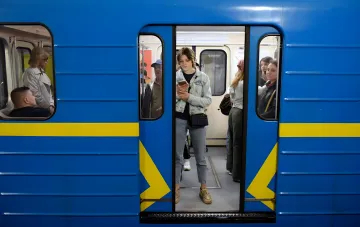 Passagiere in einem Kiewer U-Bahn-Wagen vor dem einminütigen Stillstand am 29. August