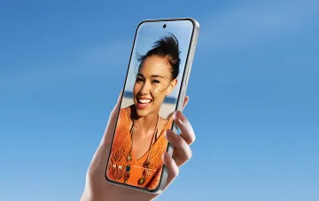 Redmi Note 17 Pro Max Smartphone in der Hand vor blauem Himmel mit hellem 120-Hz-AMOLED-Display, das ein Video abspielt