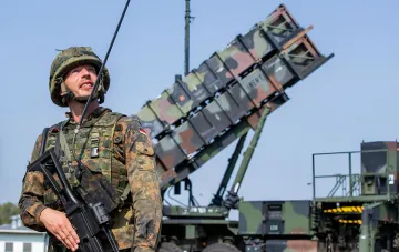 Солдат Bundeswehr на тлі пускової установки Patriot: запаси ракет у Європі на критичному рівні