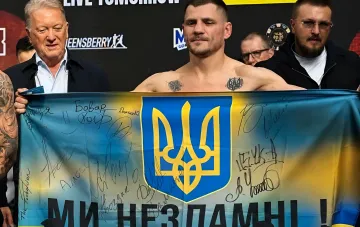 Беринчик разворачивает подписанный украинский флаг с надписью «Ми незламні» на взвешивании перед боем с Ноуксом в Лондоне