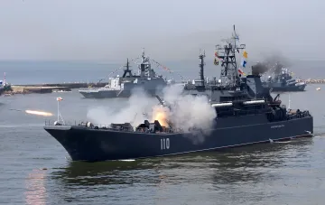 Российский корвет «Адмирал Макаров» (борт 110) ведёт артиллерийский залп в составе конвоя, сопровождаемого Королевским флотом Британии в проливе Ла-Манш
