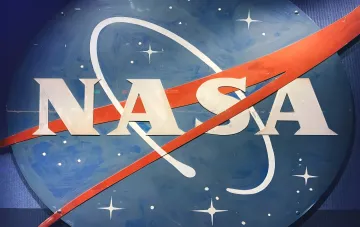 Логотип NASA на фоне синего круга с орбитой и звёздами — символ агентства, чьё открытое ПО содержало критическую уязвимость безопасности
