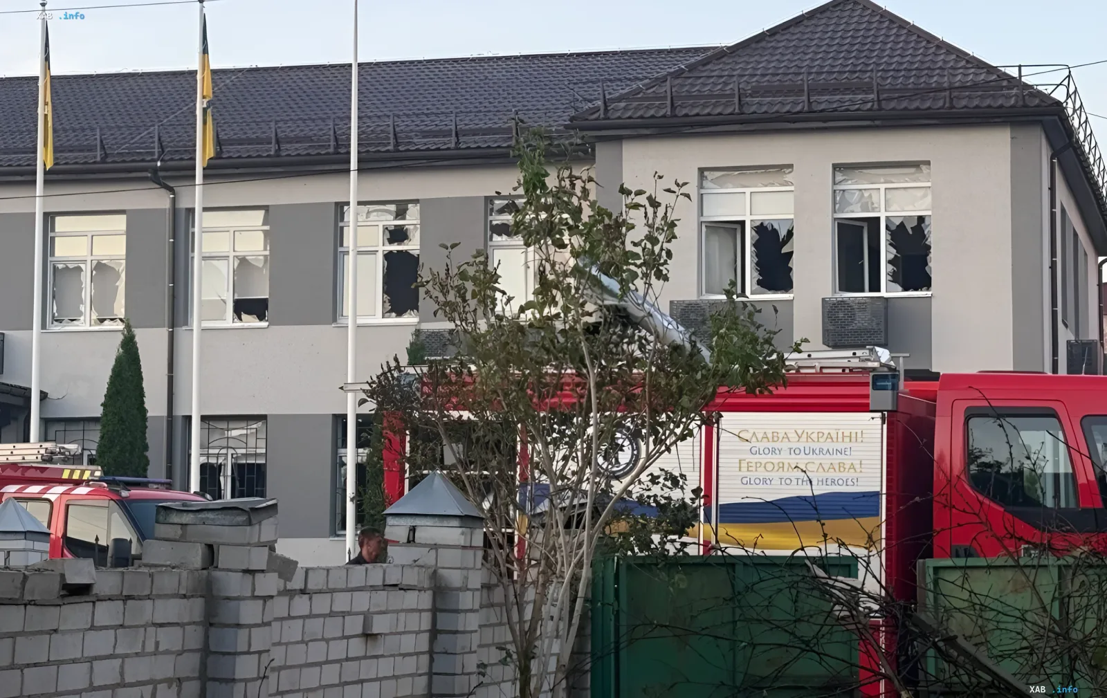 Повреждённое административное здание с разбитыми окнами после ночной атаки на Киев, пожарная машина в Святошинском районе