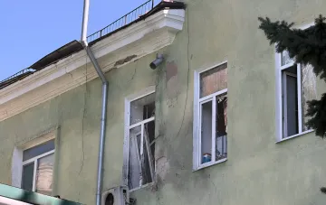 Поврежденное здание травматологического корпуса Краматорской горбольницы после атаки ударных дронов