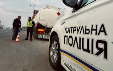 Патрульная полиция Украины на трассе Киев — Чоп после пожара от российской атаки