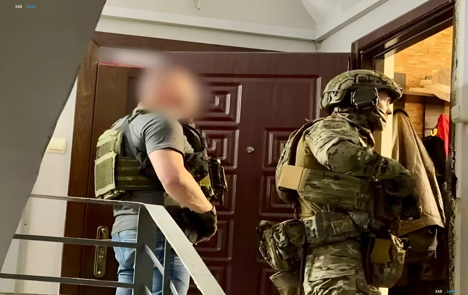 Сотрудники правоохранительных органов в тактическом снаряжении задерживают подозреваемого на лестнице в Одессе