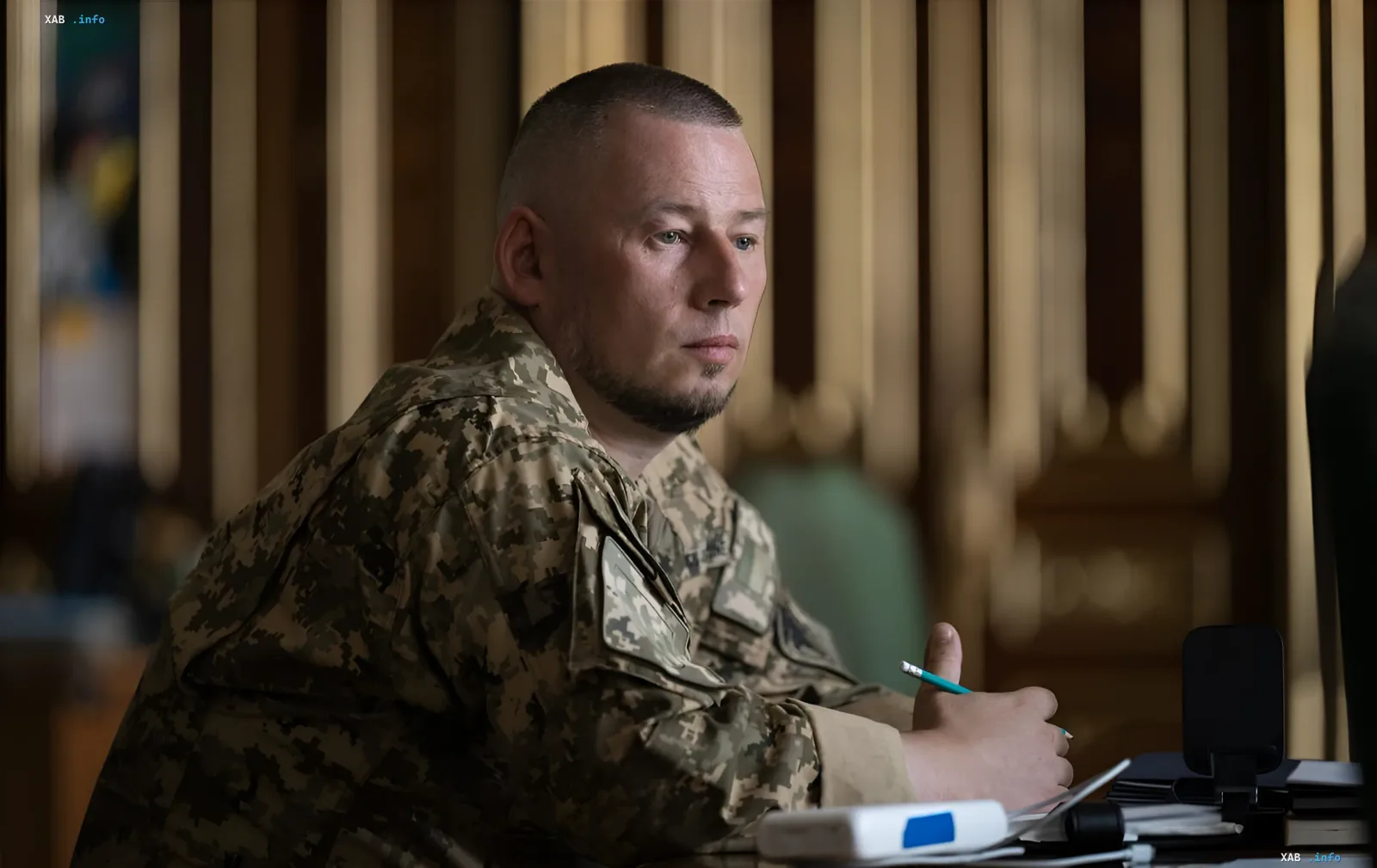 Військовослужбовець у цифровому камуфляжі за столом: Паліс зняв кандидатуру на пост посла України в США через військову службу