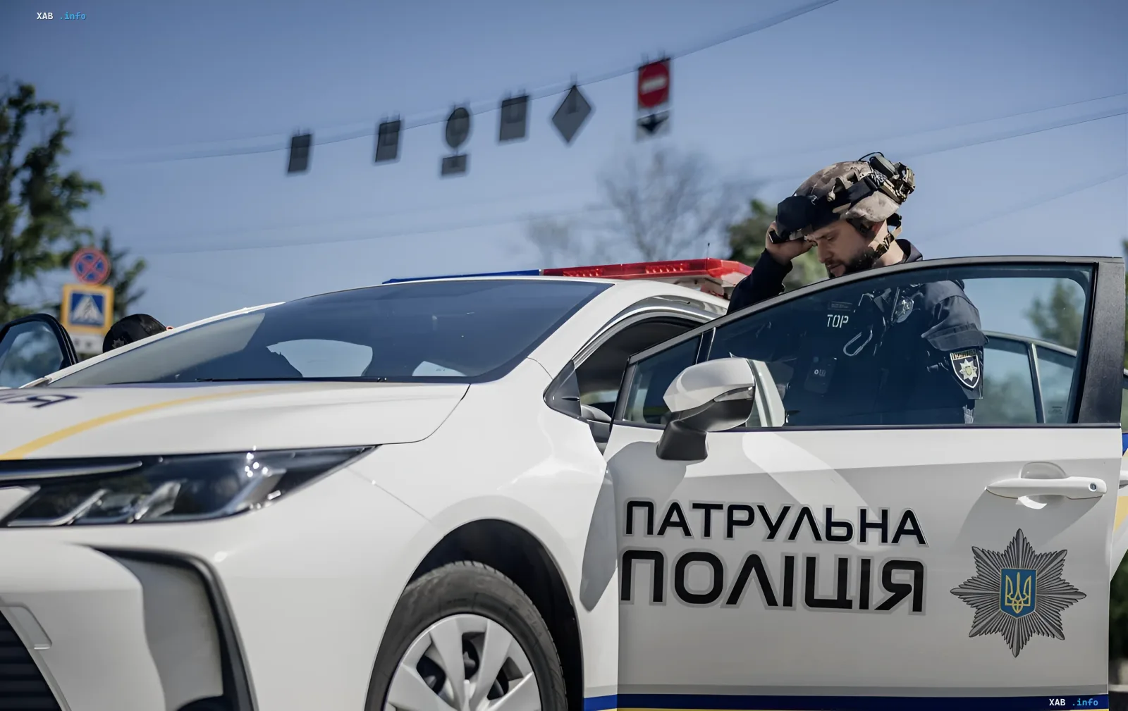Патрульная полиция Украины на посту у перекрытой трассы Киев-Чоп в Бучанском районе