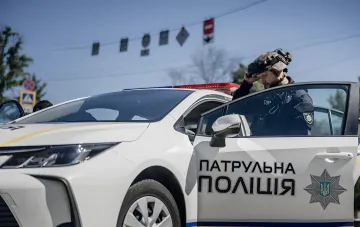 Патрульная полиция Украины на посту у перекрытой трассы Киев-Чоп в Бучанском районе