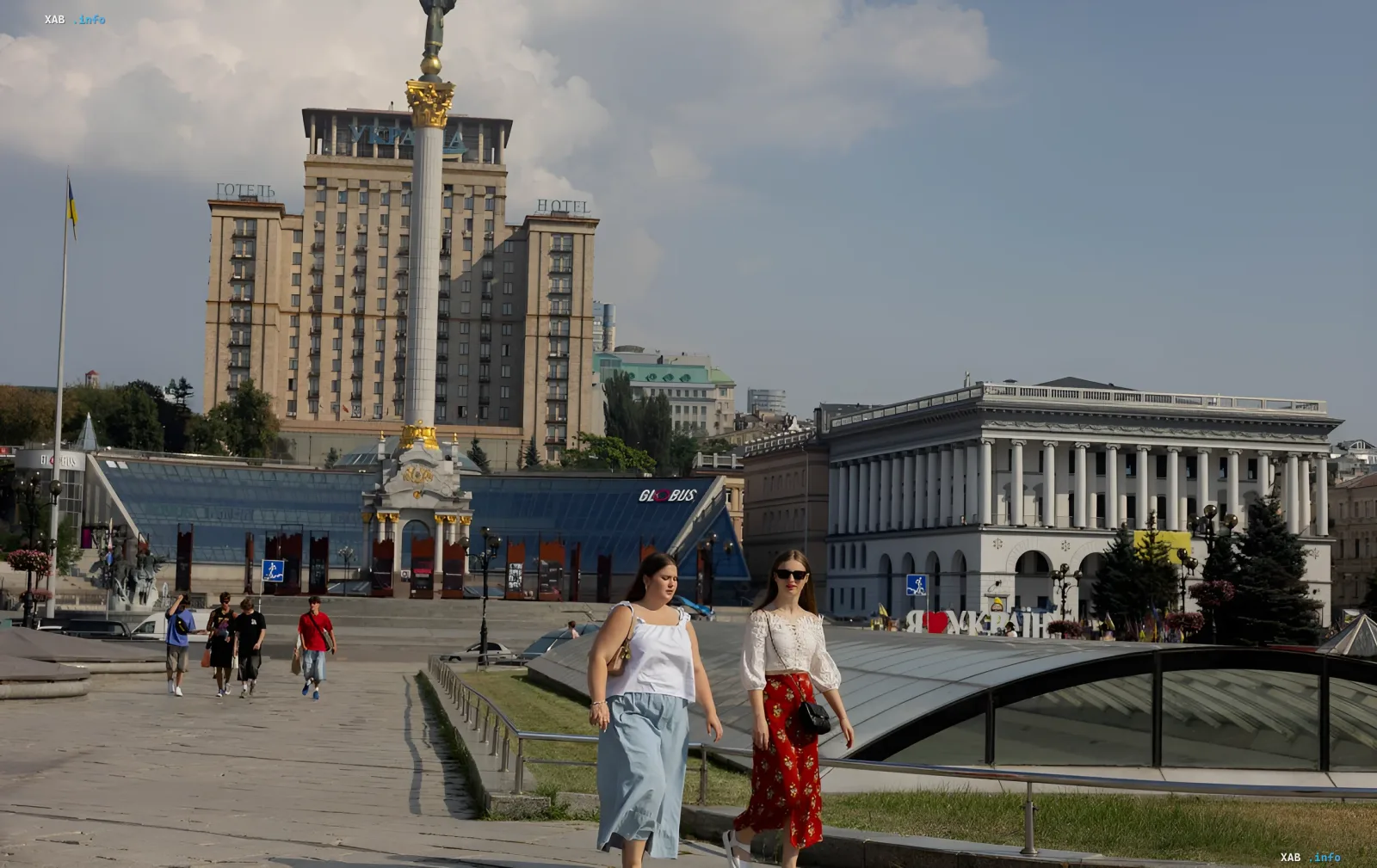 Пешеходы в летней одежде на Майдане Незалежности в Киеве в конце лета при похолодании до +28°