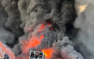 Масштабный пожар на повреждённом складе «Агромата» на Киевщине: густой чёрный дым и языки пламени после повторного удара