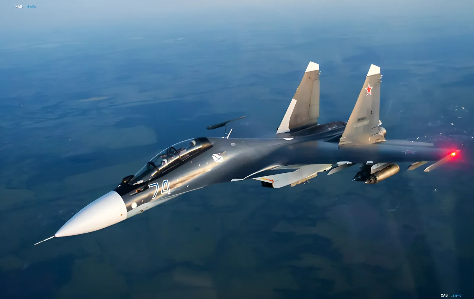 Российский истребитель Су-27 в полёте: военная авиация РФ сталкивается с дефицитом авиатоплива Jet A-1 после ударов по НПЗ