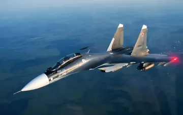 Российский истребитель Су-27 в полёте: военная авиация РФ сталкивается с дефицитом авиатоплива Jet A-1 после ударов по НПЗ