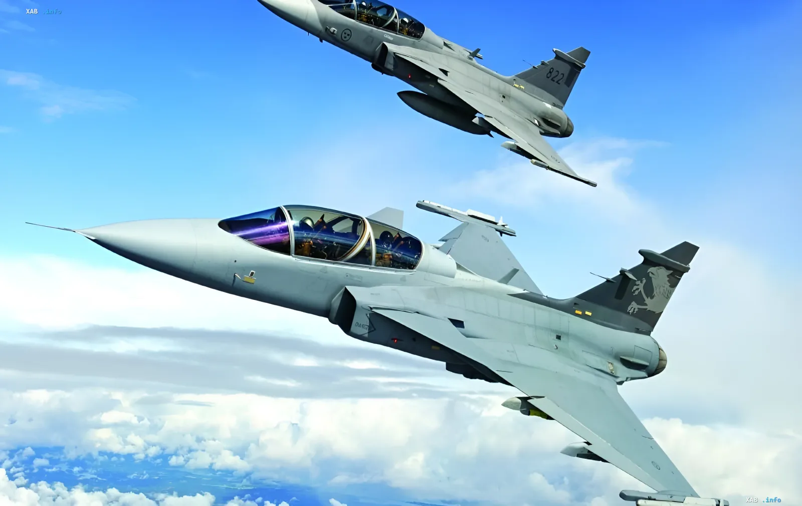Двухместный истребитель Saab Gripen F в полёте: первый полёт версии для Бразилии