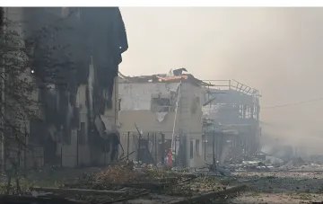 Последствия российского удара по складам в селе Мила: разрушенные здания и дым