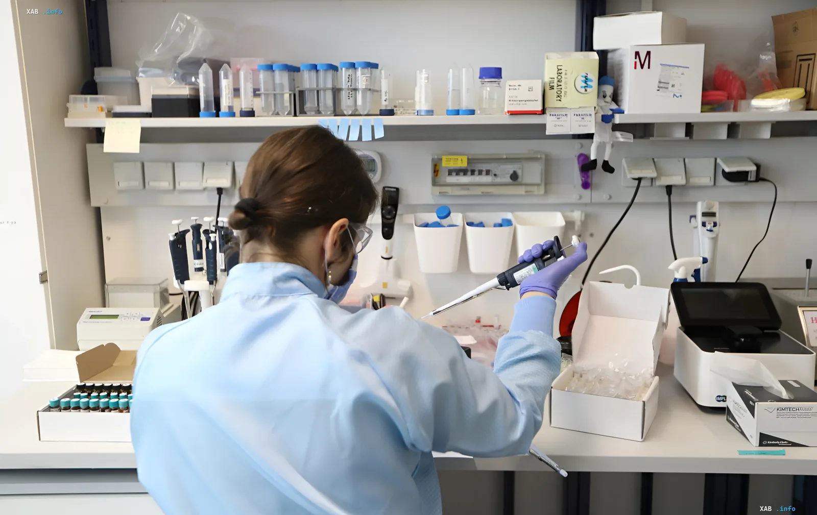 Исследователь в защитной экипировке работает с пипеткой в лаборатории по изучению опасных патогенов на острове Лысый