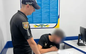 Полицейский при допросе задержанного подозреваемого в убийстве 15-летней девушки в Одесской области