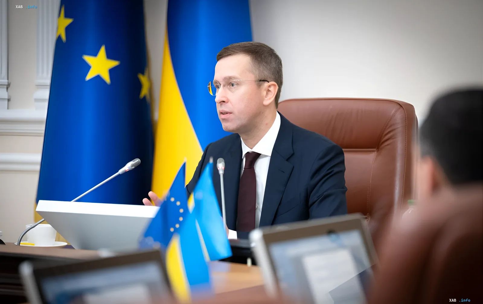 Корецкий на официальном совещании с флагами Украины и ЕС комментирует взрывы на складах в Бучанском районе после удара РФ