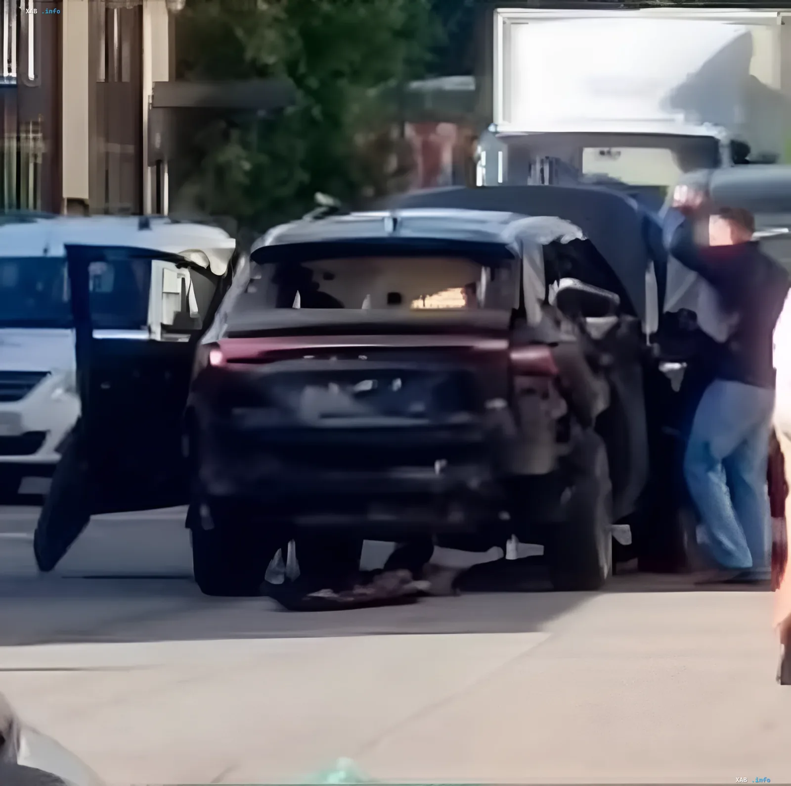 Beschädigtes Auto am Ort der Explosion in Sankt Petersburg: zerbrochenes Glas, offene Türen und Menschen neben dem Fahrzeug