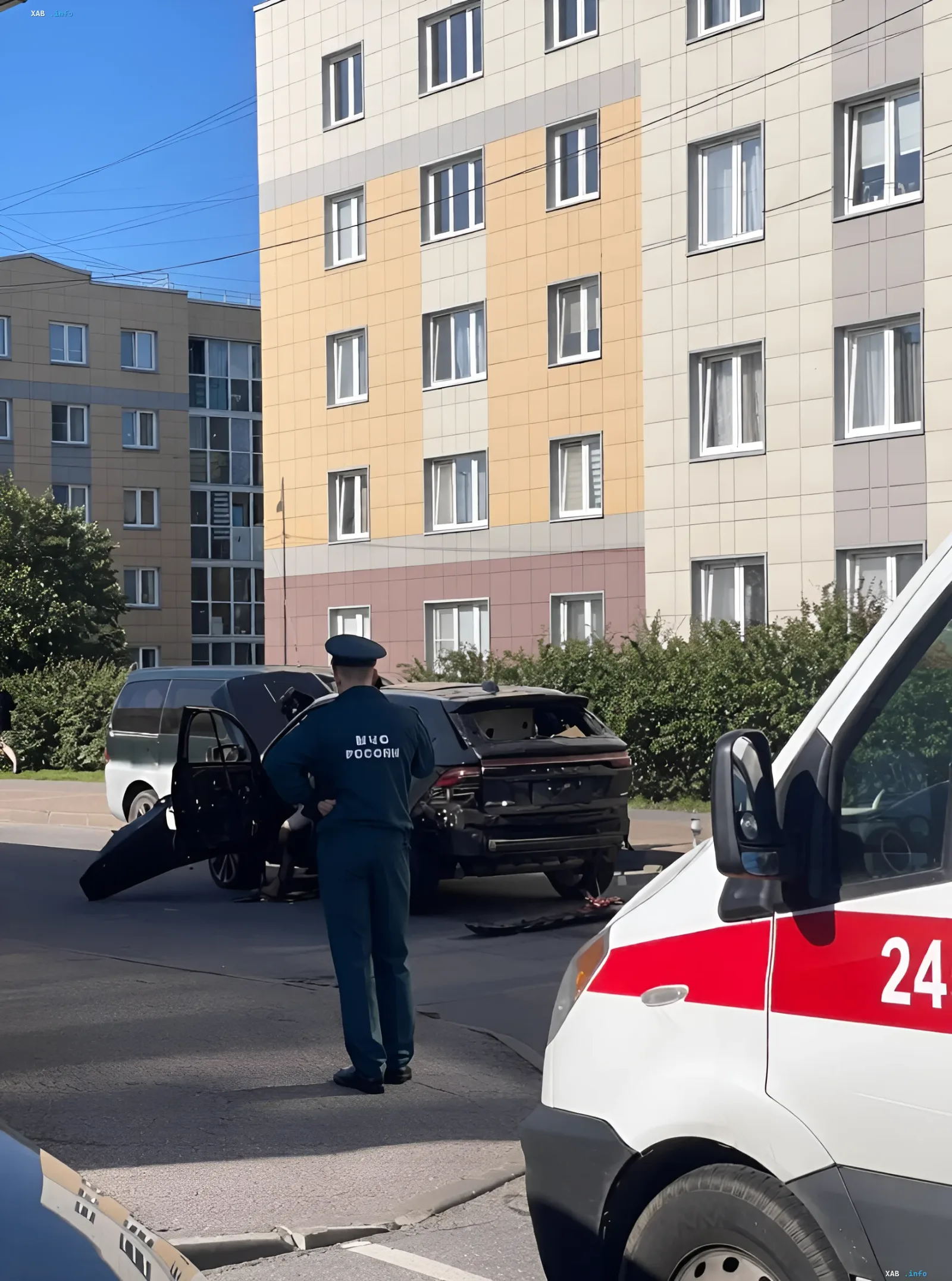 Ermittlungen am Ort einer Autodetonation in Sankt Petersburg Ort einer Autodetonation in Sankt Petersburg: Ein MWD-Beamter untersucht das beschädigte Fahrzeug nach dem Vorfall, bei dem ein Oberstleutnant der russischen Luft- und Raumverteidigung getötet wurde