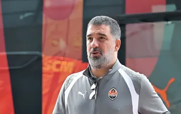 Arda Turan in Shakhtar training gear on the sideline after the loss to Polissya, criticizing the refereeing