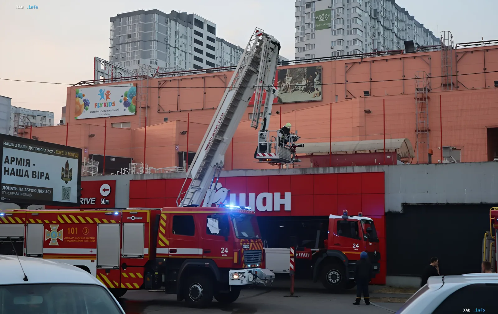 Пожарная автолестница на месте повреждения крыши склада Auchan в Украине после российской атаки