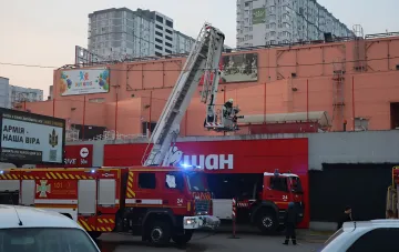 Пожарная автолестница на месте повреждения крыши склада Auchan в Украине после российской атаки