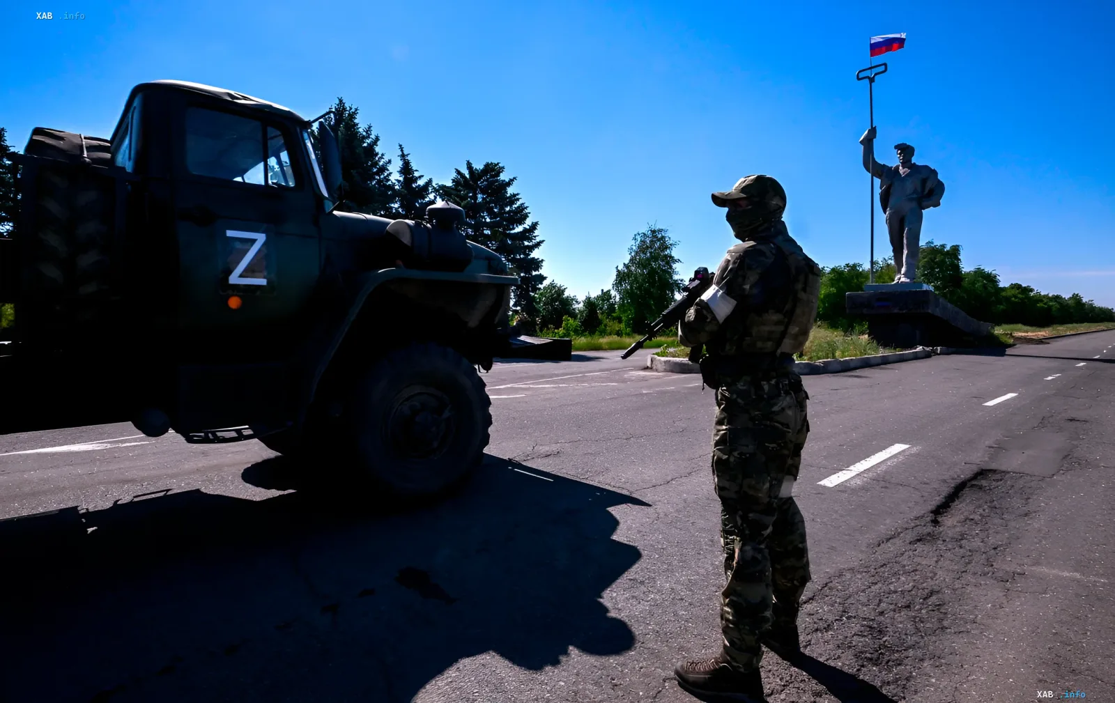 Российский военный грузовик с буквой Z и солдат с автоматом на фоне памятника с флагом РФ: логистика оккупантов в Белгородской области, сорванная диверсантами АТЕШ