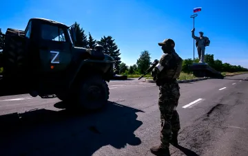 Российский военный грузовик с буквой Z и солдат с автоматом на фоне памятника с флагом РФ: логистика оккупантов в Белгородской области, сорванная диверсантами АТЕШ